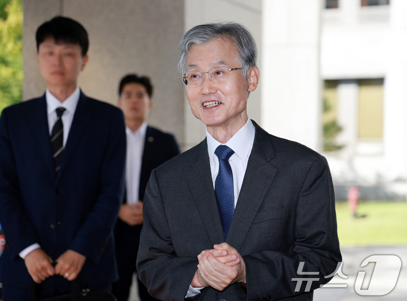 (서울=뉴스1) 이호윤 기자 = 조희대 대법원장이 8일 서울 서초구 대법원 청사로 출근하며 취재진 질문에 답하고 있다. 2026.9.8/뉴스1