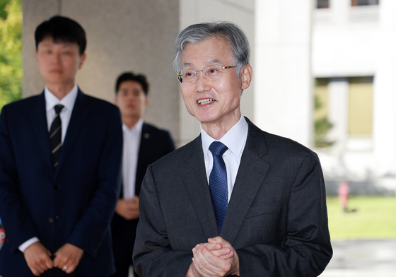 취재진 질문에 답하는 조희대 대법원장