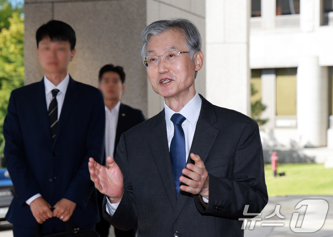 (서울=뉴스1) 이호윤 기자 = 조희대 대법원장이 8일 서울 서초구 대법원 청사로 출근하며 취재진 질문에 답하고 있다. 2026.9.8/뉴스1