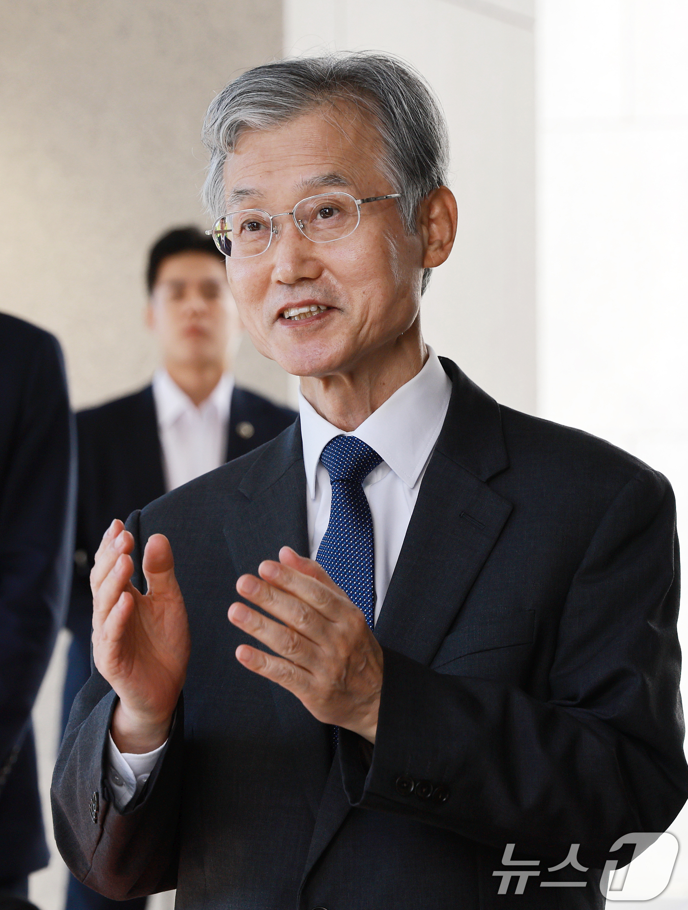 (서울=뉴스1) 이호윤 기자 = 조희대 대법원장이 8일 서울 서초구 대법원 청사로 출근하며 취재진 질문에 답하고 있다. 2026.9.8/뉴스1