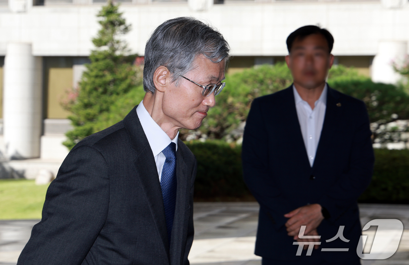 (서울=뉴스1) 이호윤 기자 = 조희대 대법원장이 8일 서울 서초구 대법원 청사로 출근하고 있다. 2026.9.8/뉴스1