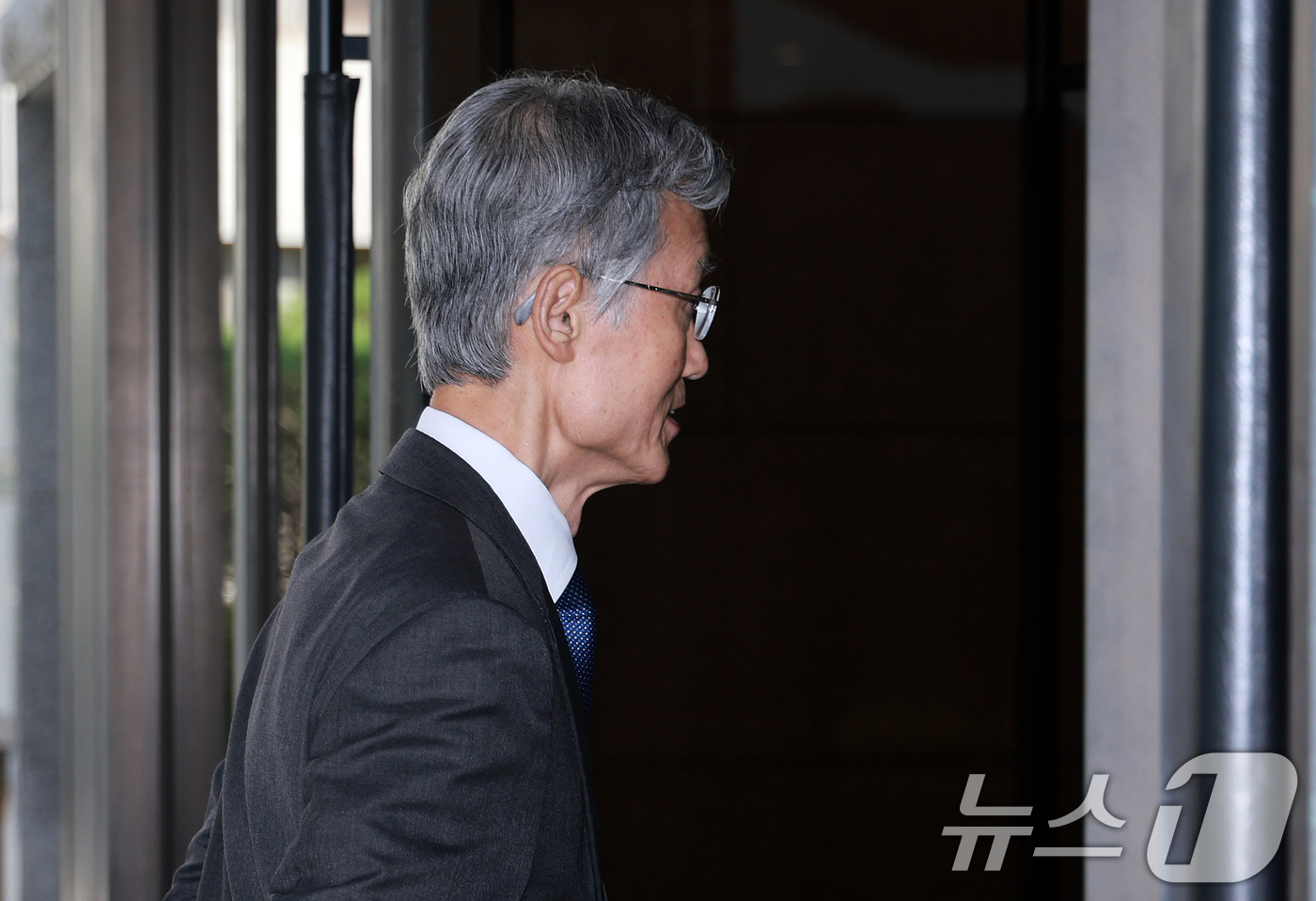 (서울=뉴스1) 이호윤 기자 = 조희대 대법원장이 8일 서울 서초구 대법원 청사로 출근하고 있다. 2026.9.8/뉴스1