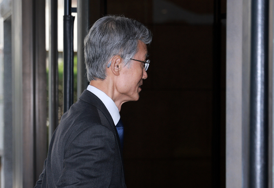 출근하는 조희대 대법원장