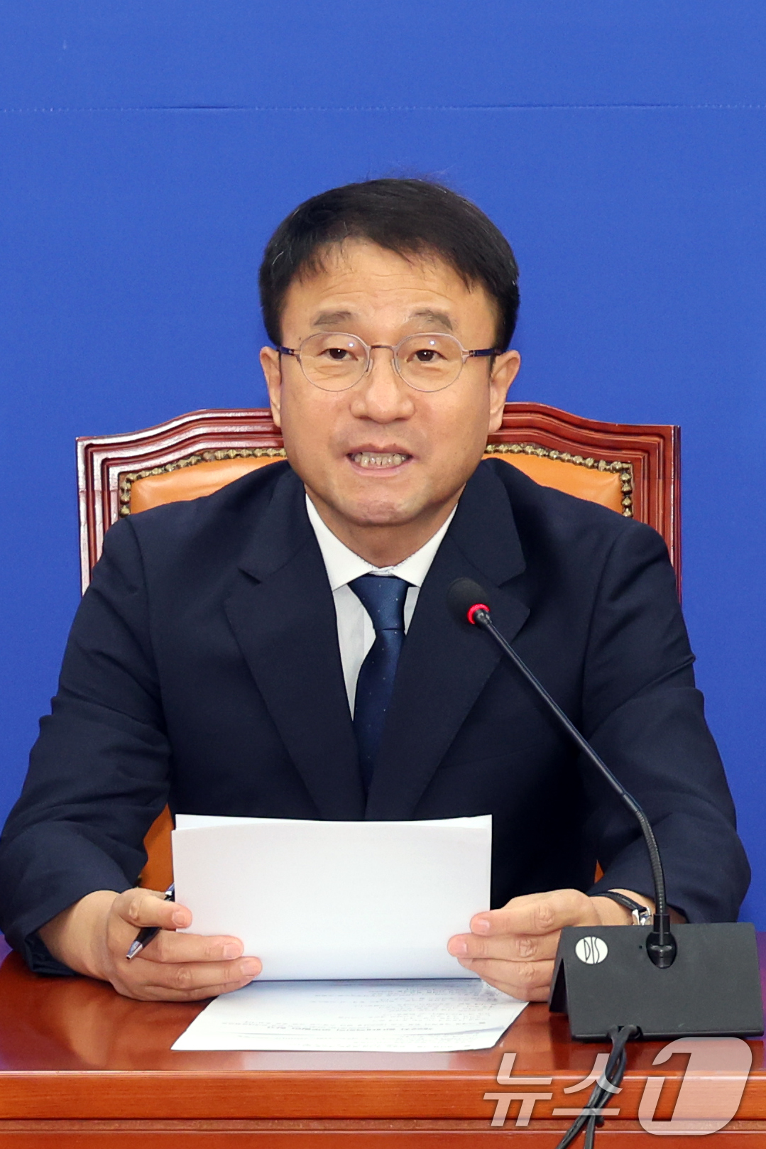 (서울=뉴스1) 황기선 기자 = 한병도 더불어민주당 원내대표가 8일 오전 서울 여의도 국회에서 열린 원내대책회의에서 발언을 하고 있다.  2026.9.8/뉴스1