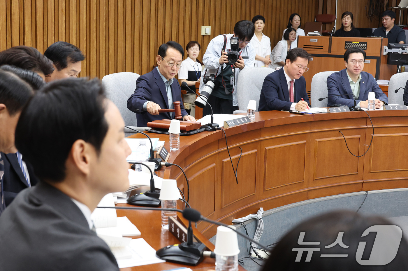 (서울=뉴스1) 신웅수 기자 = 김도읍 위원장이 8일 서울 여의도 국회에서 열린 대법관(김성수) 임명동의에 관한 인사청문특별위원회 전체회의에서 의사봉을 두드리고 있다. 2026.9 …
