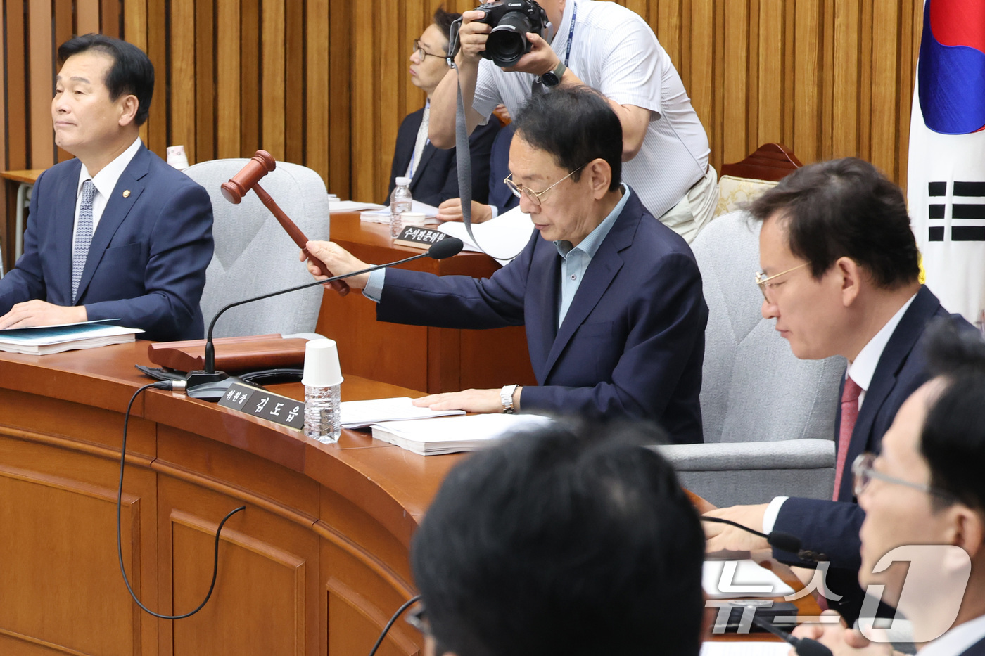 (서울=뉴스1) 신웅수 기자 = 김도읍 위원장이 8일 서울 여의도 국회에서 열린 대법관(김성수) 임명동의에 관한 인사청문특별위원회 전체회의에서 의사봉을 두드리고 있다. 2026.9 …