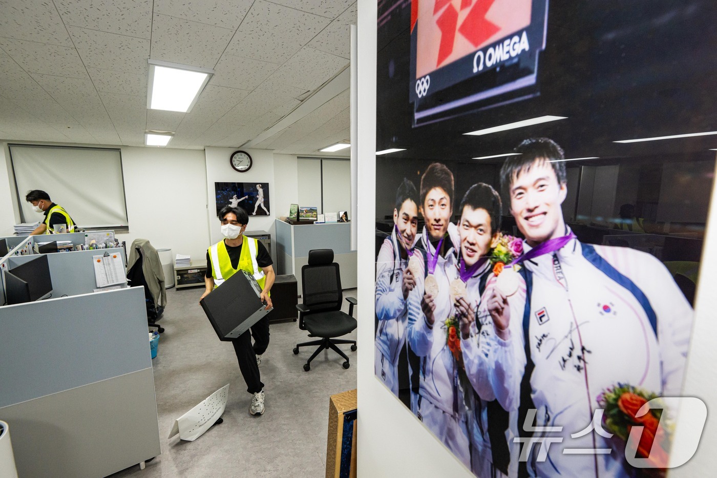 (서울=뉴스1) 사진공동취재단 = 대한체육회 산하 9개 종목 단체 관계자들이 8일 서울 송파구 올림픽공원 핸드볼 경기장에 진입해 장비 및 행정 자료 PC 반출을 하고 있다.6·3 …