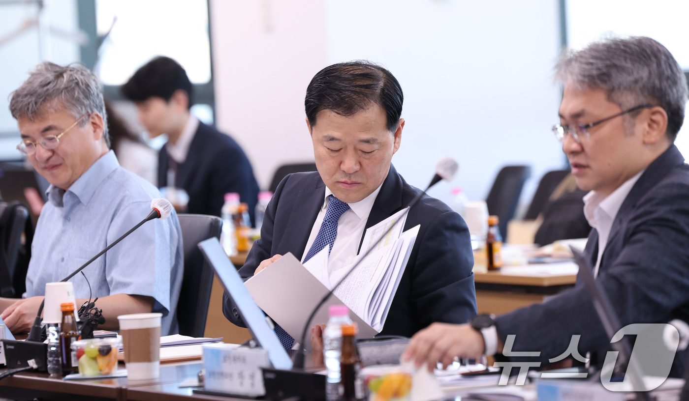 (서울=뉴스1) 박지혜 기자 = 건강보험정책심의위원회 위원장인 이형훈 보건복지부 제2차관이 8일 서울 서초구 건강보험심사평가원에서 열린 제15차 건강보험정책심의위원회에서 자료를 살 …