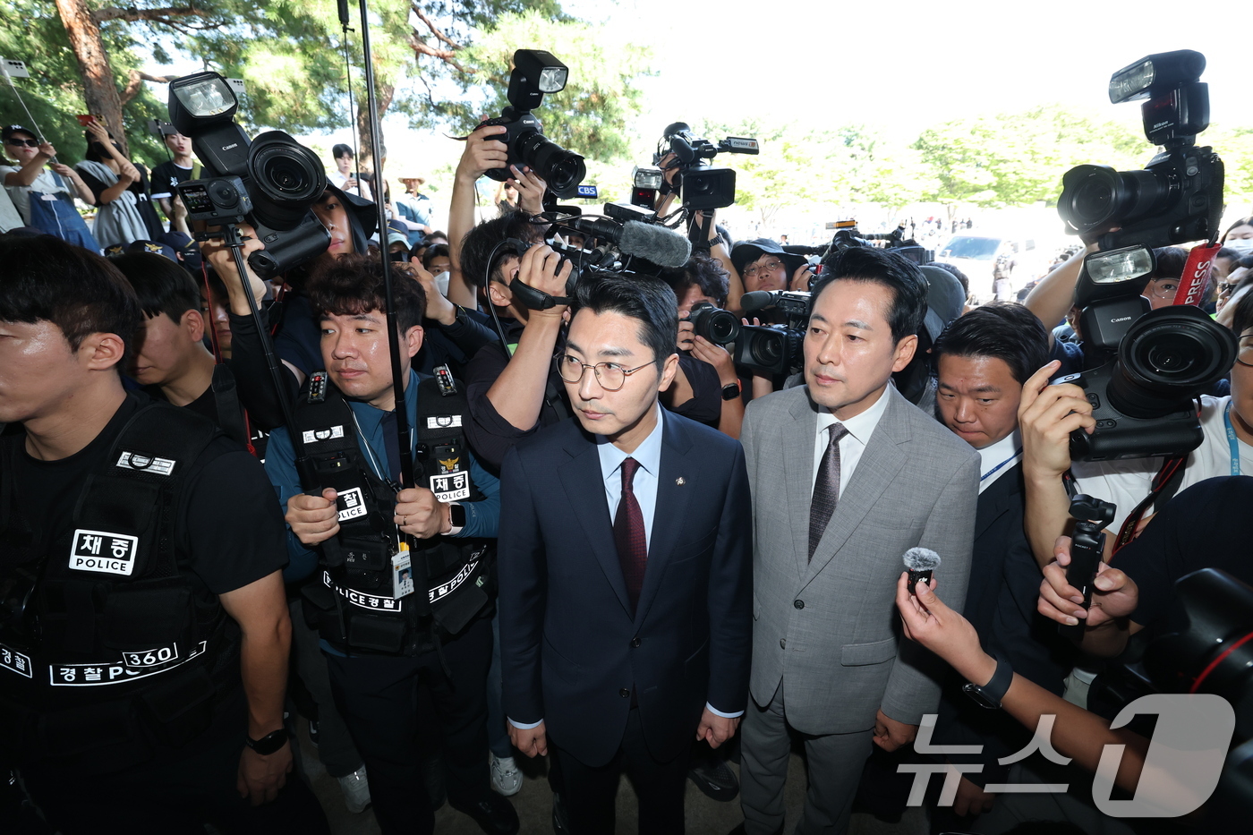 (서울=뉴스1) 박세연 기자 = 장동혁 국민의힘 대표가 8일 오전 서울 송파구 올림픽공원 핸드볼경기장으로 들어가고 있다. 2026.9.8/뉴스1