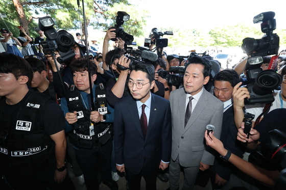 핸드볼 경기장 들어가는 장동혁 대표
