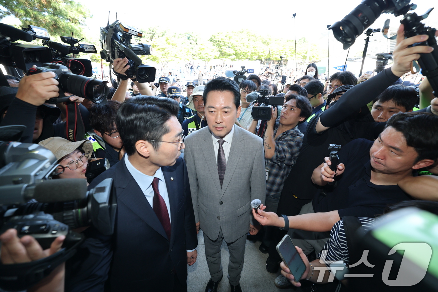 (서울=뉴스1) 박세연 기자 = 장동혁 국민의힘 대표가 8일 오전 서울 송파구 올림픽공원 핸드볼경기장으로 들어가고 있다. 2026.9.8/뉴스1