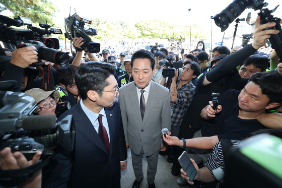 봉쇄 풀린 핸드볼경기장 들어가는 장동혁 대표