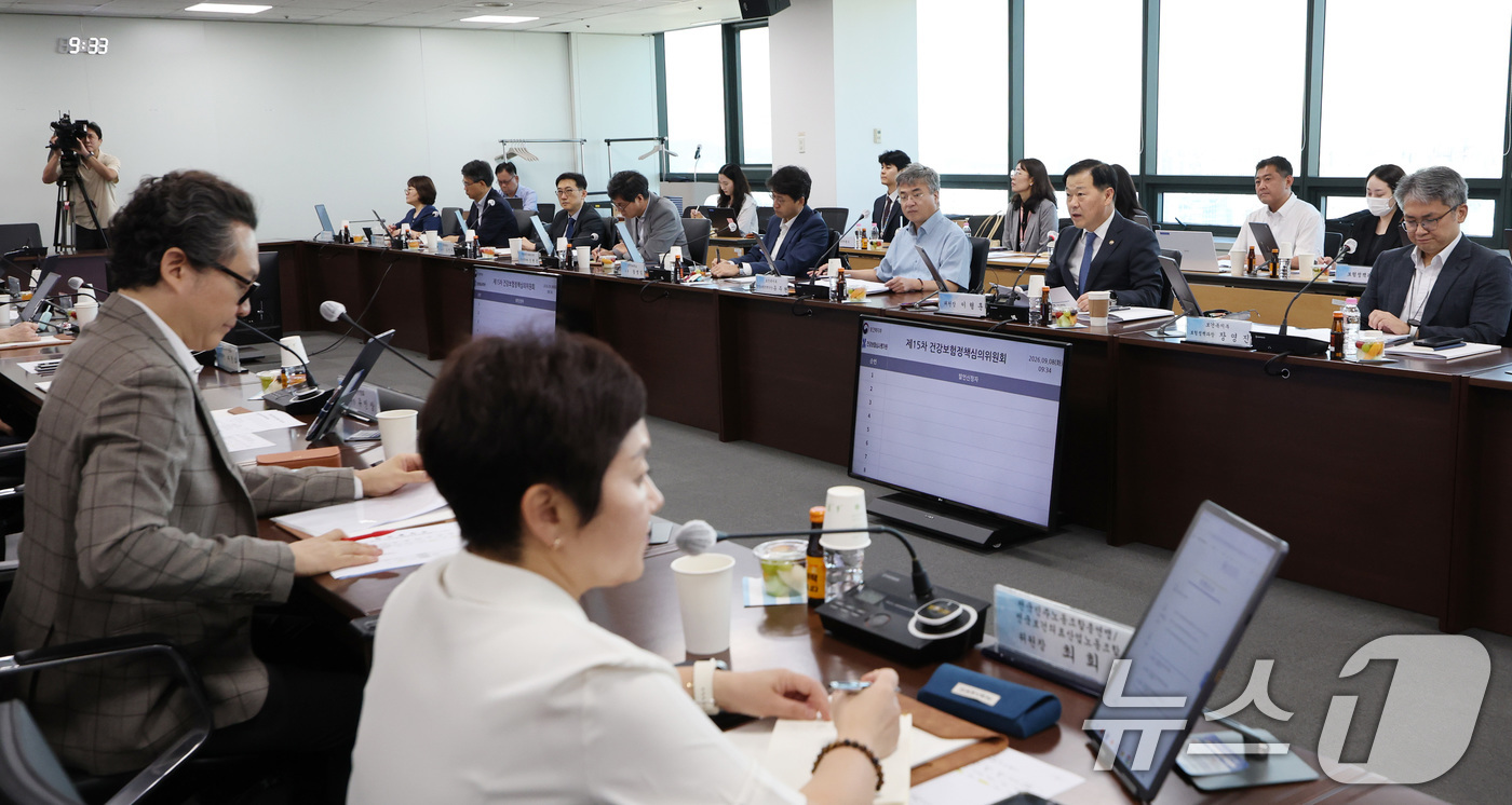 (서울=뉴스1) 박지혜 기자 = 건강보험정책심의위원회 위원장인 이형훈 보건복지부 제2차관이 8일 서울 서초구 건강보험심사평가원에서 열린 제15차 건강보험정책심의위원회에서 모두발언을 …