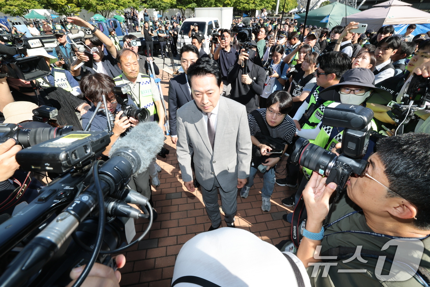 (서울=뉴스1) 박세연 기자 = 장동혁 국민의힘 대표가 8일 오전 서울 송파구 올림픽공원 핸드볼경기장으로 들어가고 있다.  2026.9.8/뉴스1
