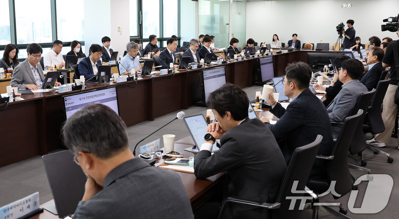 (서울=뉴스1) 박지혜 기자 = 건강보험정책심의위원회 위원장인 이형훈 보건복지부 제2차관이 8일 서울 서초구 건강보험심사평가원에서 열린 제15차 건강보험정책심의위원회에서 모두발언을 …