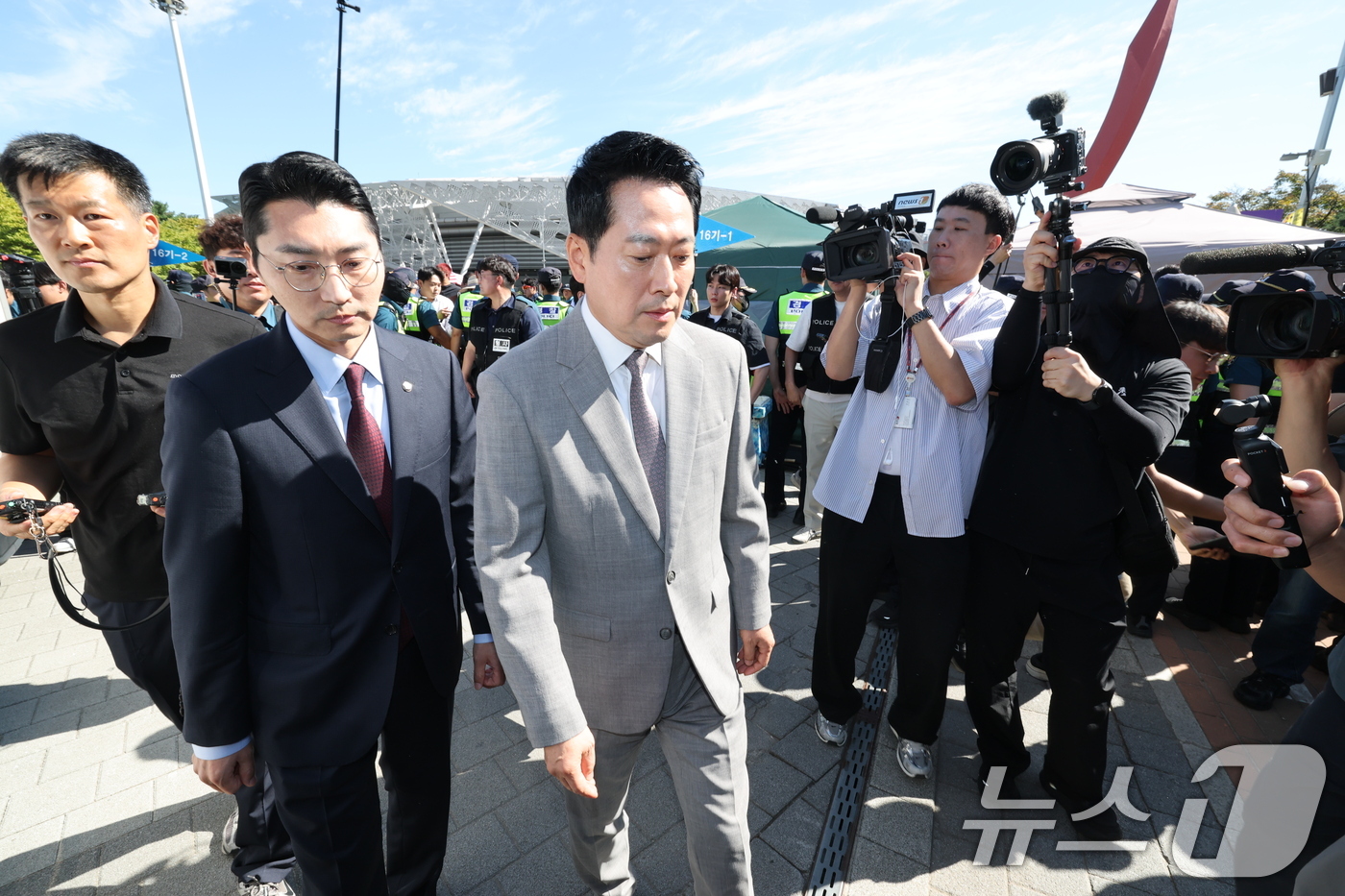 (서울=뉴스1) 박세연 기자 = 장동혁 국민의힘 대표가 8일 오전 서울 송파구 올림픽공원 핸드볼경기장으로 들어가고 있다. 2026.9.8/뉴스1