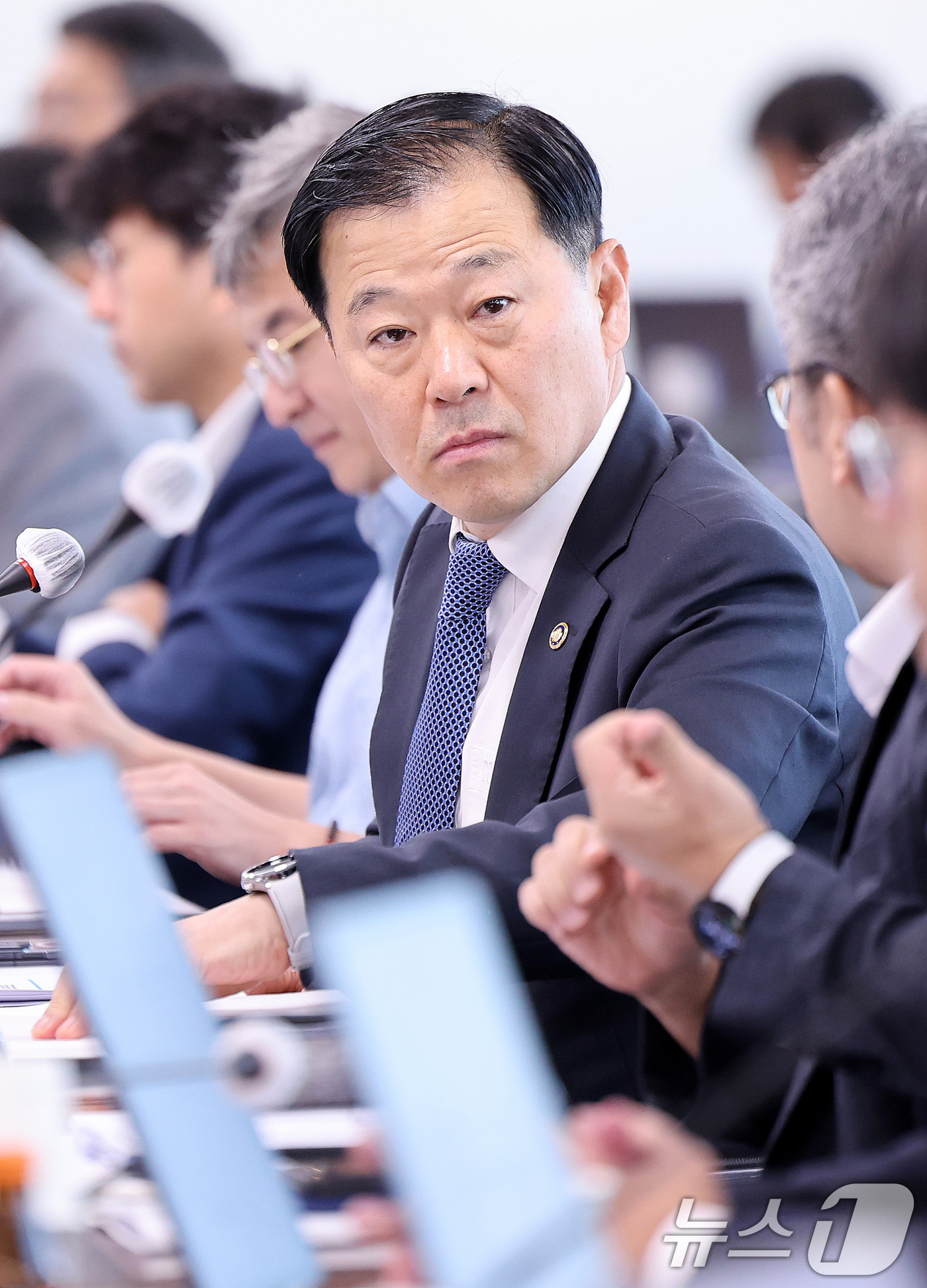 (서울=뉴스1) 박지혜 기자 = 건강보험정책심의위원회 위원장인 이형훈 보건복지부 제2차관이 8일 서울 서초구 건강보험심사평가원에서 열린 제15차 건강보험정책심의위원회에서 참석자 발 …