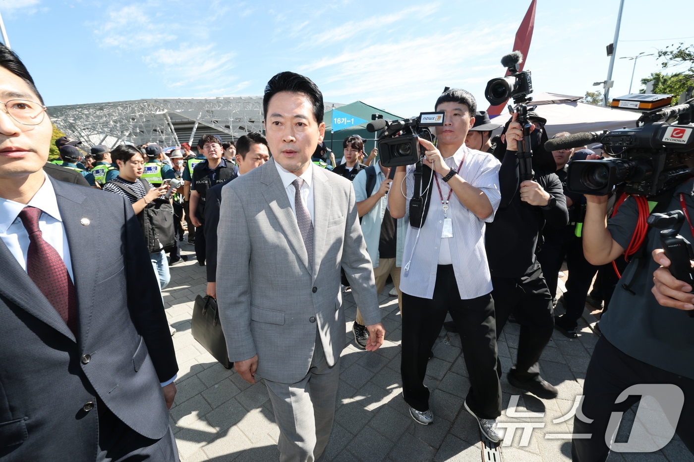 (서울=뉴스1) 박세연 기자 = 장동혁 국민의힘 대표가 8일 오전 서울 송파구 올림픽공원 핸드볼경기장으로 들어가고 있다. 2026.9.8/뉴스1