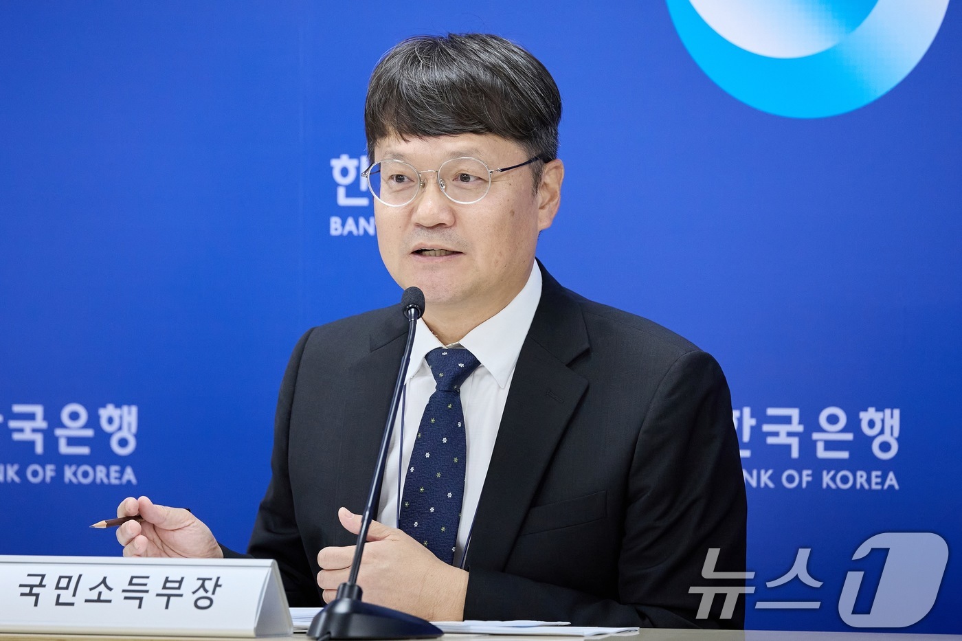 (서울=뉴스1) = 김화용 한국은행 경제통계2국 국민소득부장이 8일 오전 서울 중구 한국은행에서 열린 2026년 2/4분기 국민소득(잠정) 설명회에서 발언하고 있다. (한국은행 제 …