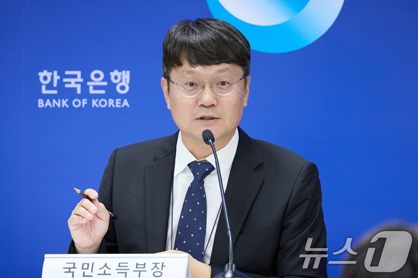 (서울=뉴스1) = 김화용 한국은행 경제통계2국 국민소득부장이 8일 오전 서울 중구 한국은행에서 열린 2026년 2/4분기 국민소득(잠정) 설명회에서 발언하고 있다. (한국은행 제 …