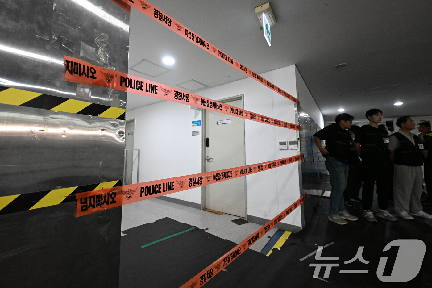 (서울=뉴스1) 사진공동취재단 = 8일 서울 송파구 올림픽공원 핸드볼경기장에서 대한체육회 관계자들이 장비와 행정 자료가 담긴 PC 등을 반출하는 가운데 경찰이 투표함이 보관된 장소 …