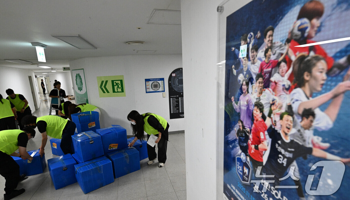 (서울=뉴스1) 사진공동취재단 = 대한체육회 산하 9개 종목 단체 관계자들이 8일 서울 송파구 올림픽공원 핸드볼 경기장에 진입해 장비 및 행정 자료 PC 반출을 하고 있다.6·3 …