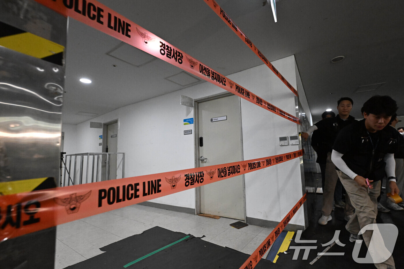 (서울=뉴스1) 사진공동취재단 = 8일 서울 송파구 올림픽공원 핸드볼경기장에서 대한체육회 관계자들이 장비와 행정 자료가 담긴 PC 등을 반출하는 가운데 경찰이 투표함이 보관된 장소 …