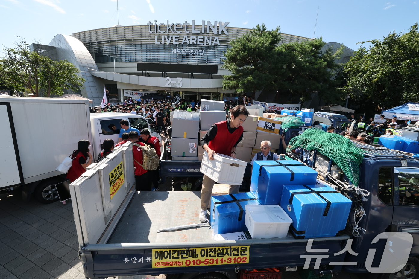 (서울=뉴스1) 박세연 기자 = 대한체육회 산하 9개 종목 단체 관계자들이 8일 서울 송파구 올림픽공원 핸드볼 경기장에 진입해 장비 및 행정 자료 PC 반출을 하고 있다. 2026 …