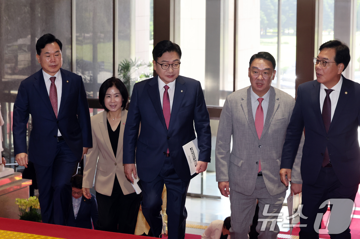 (서울=뉴스1) 황기선 기자 = 정점식 국민의힘 원내대표가 8일 오전 서울 여의도 국회에서 제439회 국회(정기회) 제4차 본회의 교섭단체 대표연설을 위해 본회의장으로 이동하고 있 …