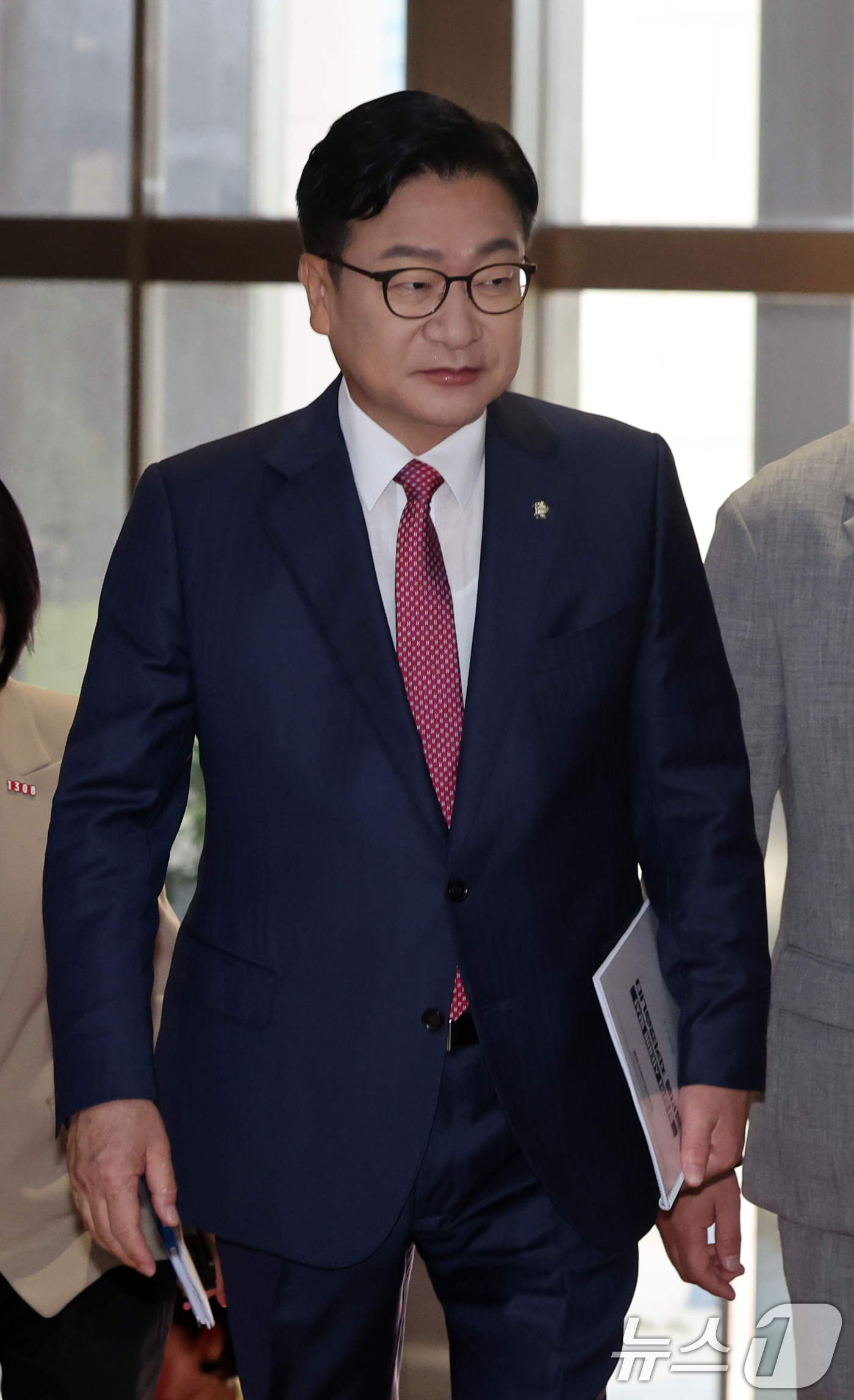 (서울=뉴스1) 황기선 기자 = 정점식 국민의힘 원내대표가 8일 오전 서울 여의도 국회에서 제439회 국회(정기회) 제4차 본회의 교섭단체 대표연설을 위해 본회의장으로 이동하고 있 …