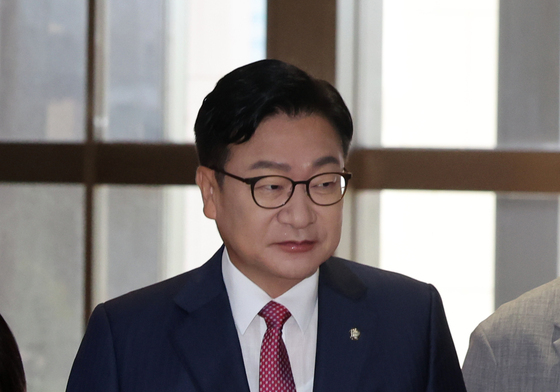 본회의장으로 향하는 정점식 원내대표