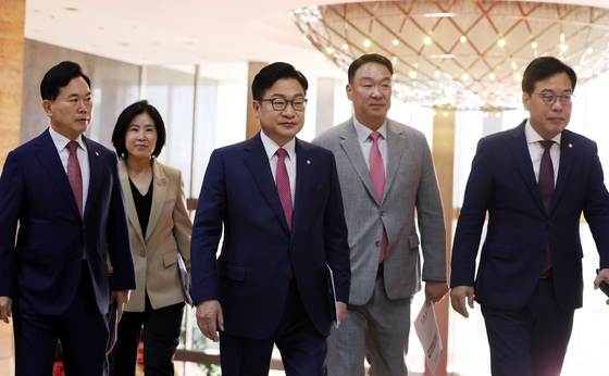 교섭단체 대표연설 위해 이동하는 정점식 원내대표