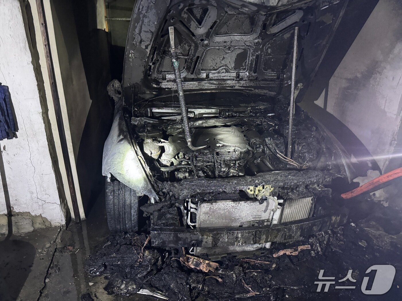 본문 이미지 - 8일 새벽 부산 금정구의 한 건물 외부 차고지에 주차돼 있던 승용차에서 불이 났다.(부산소방재난본부 제공. 재판매 및 DB금지)/뉴스1