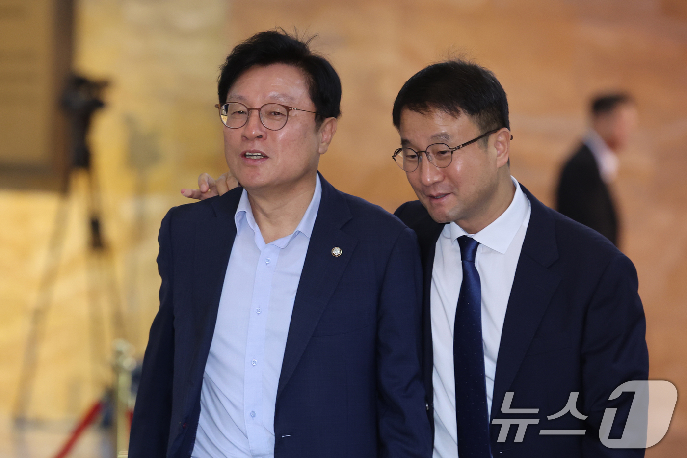(서울=뉴스1) 황기선 기자 = 한병도 더불어민주당 원내대표와 박형수 국민의힘 의원이 8일 오전 서울 여의도 국회에서 제439회 국회(정기회) 제4차 본회의에 참석하고 있다.  2 …