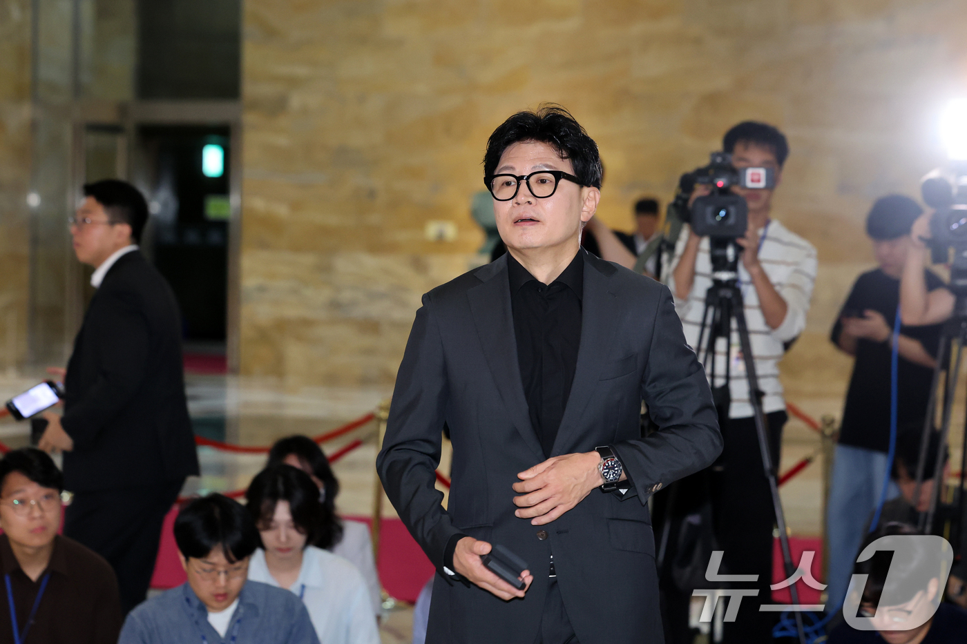 (서울=뉴스1) 황기선 기자 = 한동훈 무소속 의원이 8일 오전 서울 여의도 국회에서 김승원 법무부 장관 후보자 의혹과 관련 발언을 마치고 본회의장으로 이동하고 있다. 2026.9 …