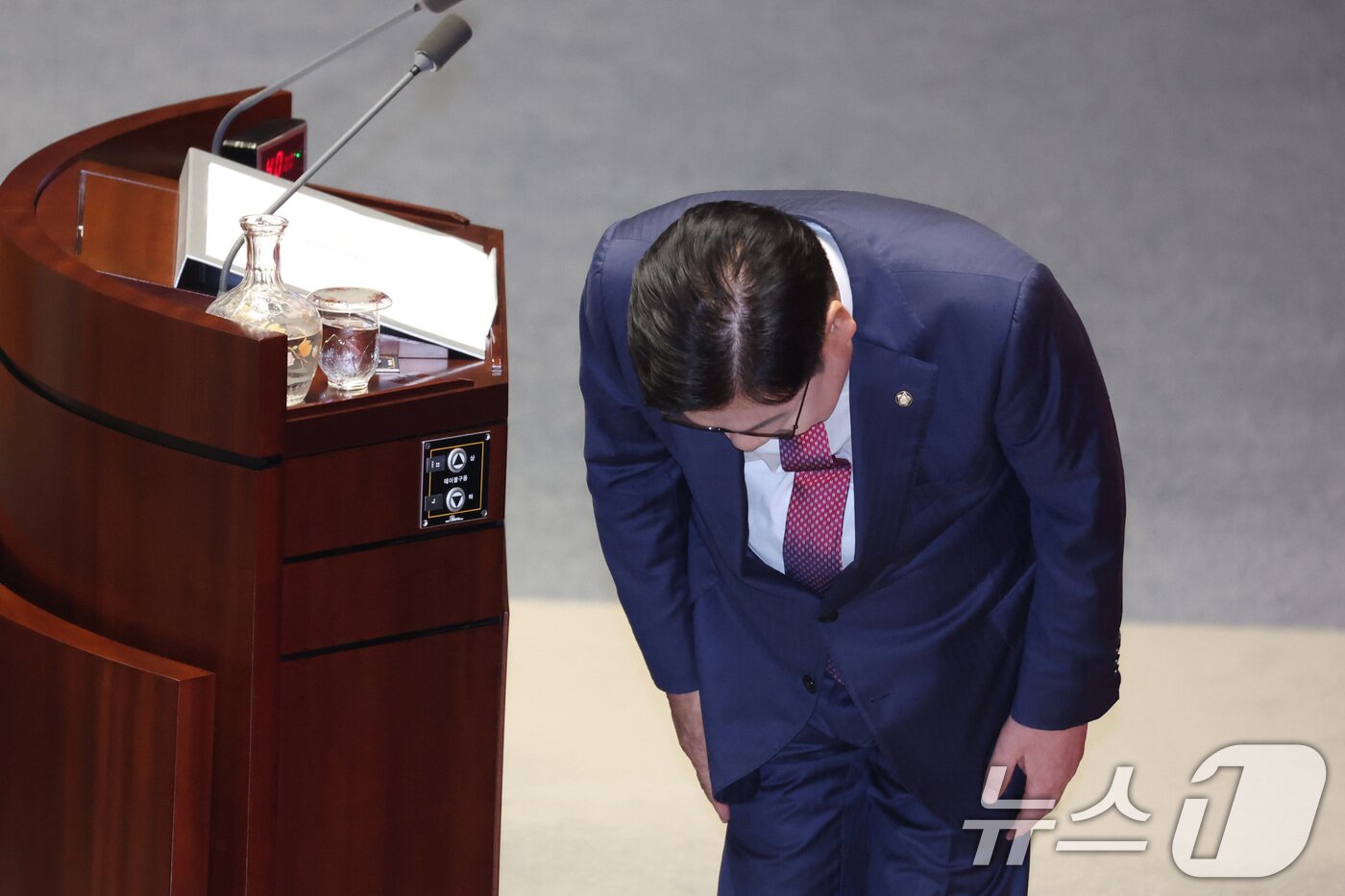 본문 이미지 - 정점식 국민의힘 원내대표가 8일 서울 여의도 국회에서 열린 제439회국회(정기회) 제4차 본회의에서 국정에 관한 교섭단체 대표연설에 앞서 인사하고 있다. 2026.9.8 ⓒ 뉴스1 신웅수 기자