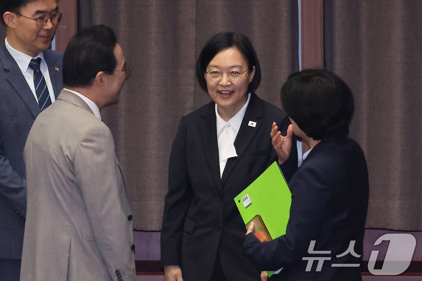 본문 이미지 - 한성숙 국무총리가 8일 서울 여의도 국회에서 열린 제439회국회(정기회) 제4차 본회의에서 국무위원들과 대화하고 있다. 2026.9.8 ⓒ 뉴스1 신웅수 기자