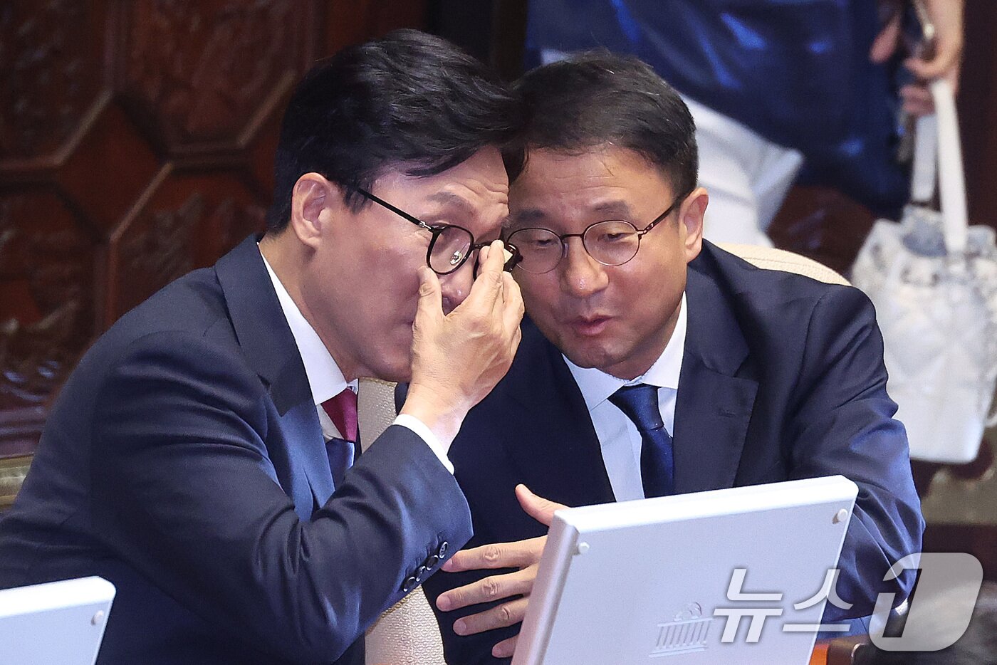본문 이미지 - 김민석 더불어민주당 대표와 한병도 원내대표가 8일 서울 여의도 국회에서 열린 제439회국회(정기회) 제4차 본회의에서 대화하고 있다. 2026.9.8 ⓒ 뉴스1 신웅수 기자