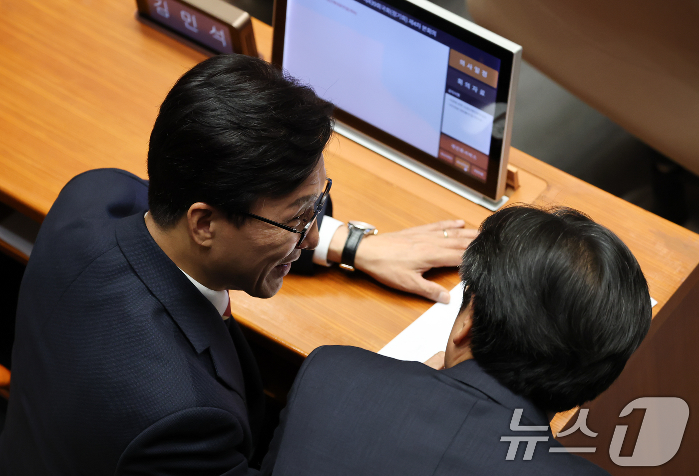 (서울=뉴스1) 김도우 기자 = 김민석 더불어민주당 대표가 8일 오전 서울 여의도 국회에서 열린 제439회국회(정기회) 제4차 본회의에 참석해 의원들과 대화를 나누고 있다. 202 …