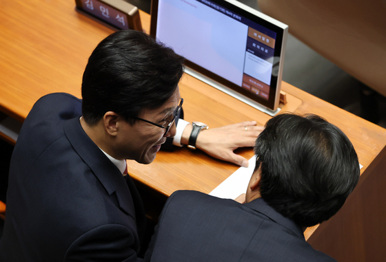 대화 나누는 김민석 당대표