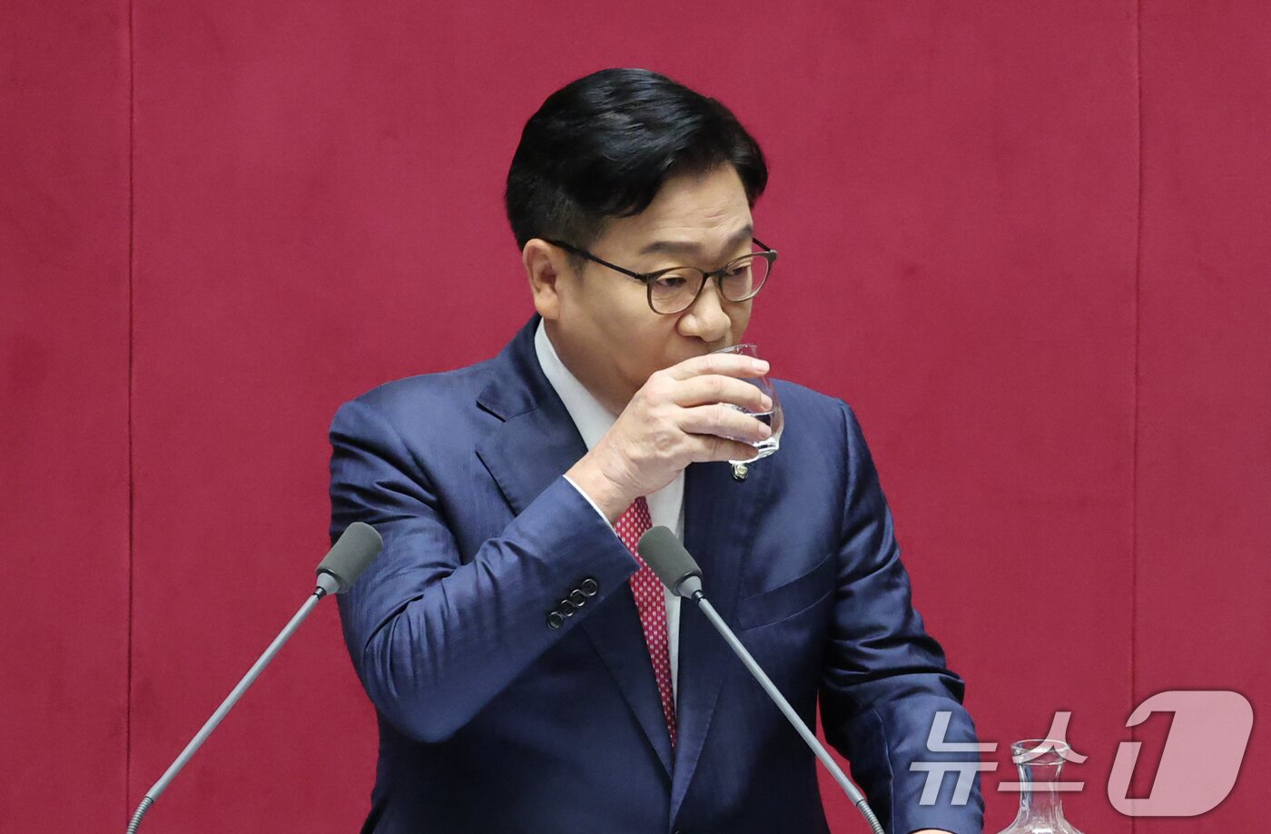 본문 이미지 - 정점식 국민의힘 원내대표가 8일 오전 서울 여의도 국회에서 열린 제439회국회(정기회) 제4차 본회의에서 교섭단체 대표연설을 하던 중 물을 마시고 있다. 2026.9.8 ⓒ 뉴스1 김도우 기자