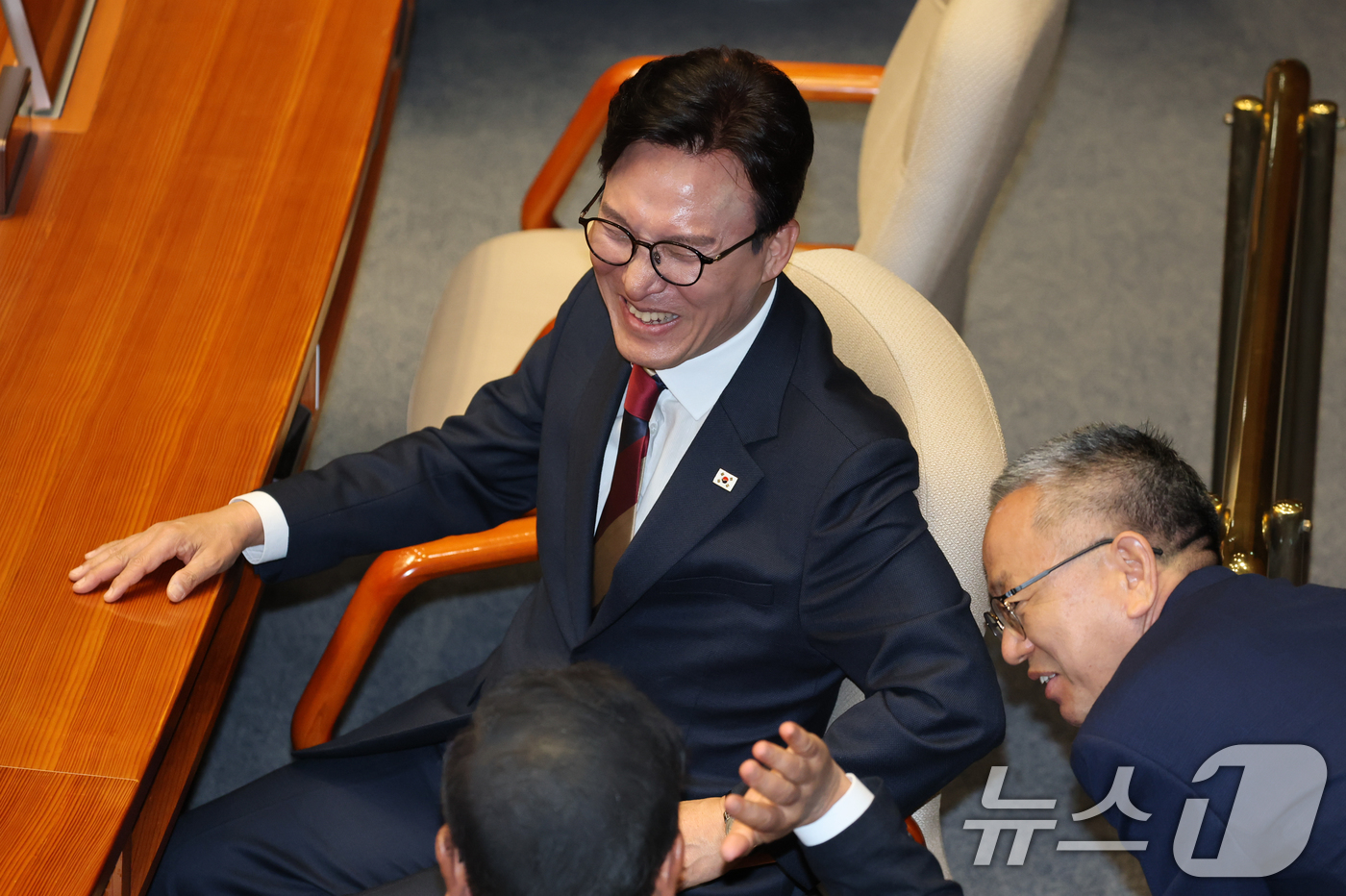 (서울=뉴스1) 김도우 기자 = 김민석 더불어민주당 대표가 8일 오전 서울 여의도 국회에서 열린 제439회국회(정기회) 제4차 본회의에 참석해 의원들과 대화를 나누고 있다. 202 …