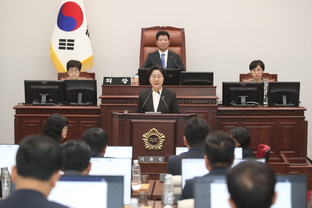 교육행정질문 답변하는 고의숙 제주교육감