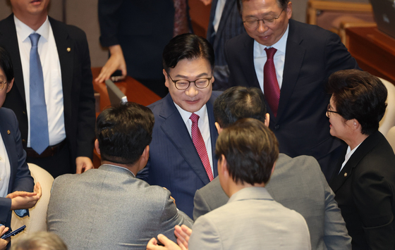 의원들과 인사 나누는 정점식 원내대표