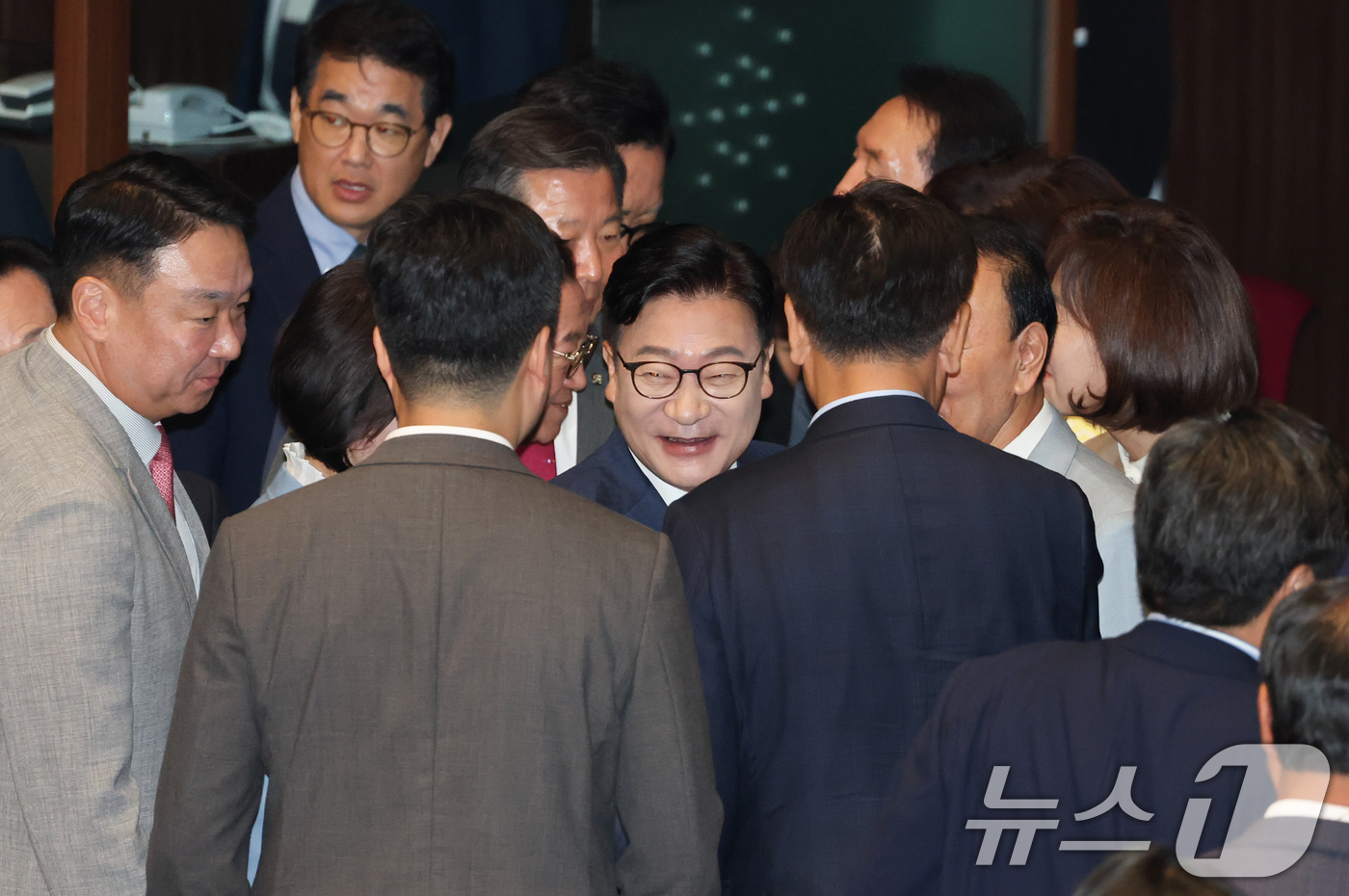 (서울=뉴스1) 김도우 기자 = 정점식 국민의힘 원내대표가 8일 오전 서울 여의도 국회에서 열린 제439회국회(정기회) 제4차 본회의에서 교섭단체 대표연설을 마치고 국민의힘 의원들 …