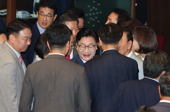 의원들과 인사 나누는 정점식 원내대표