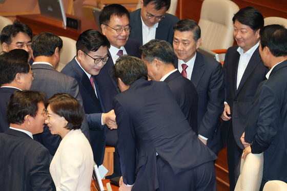 의원들과 인사 나누는 정점식 원내대표