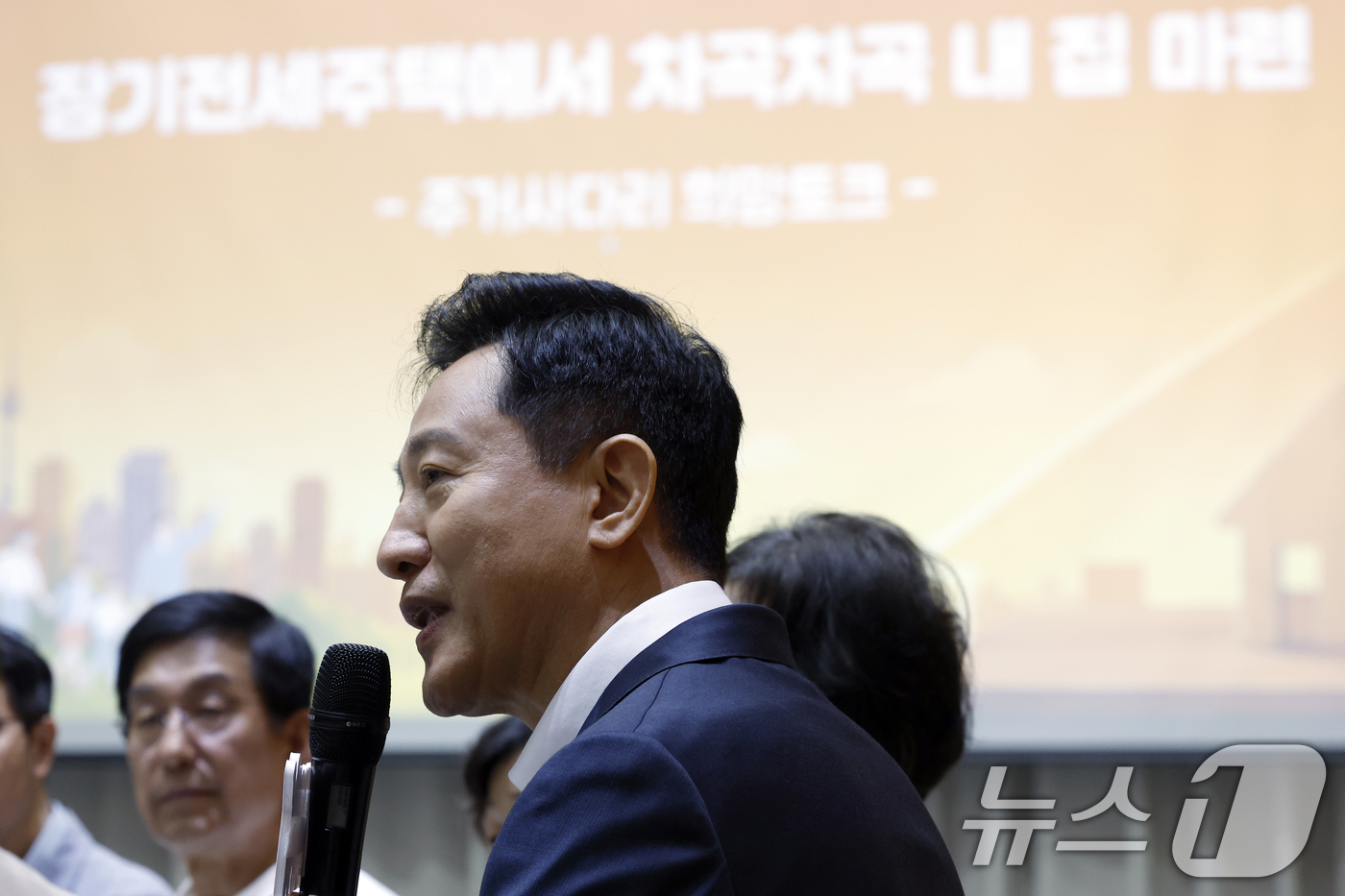(서울=뉴스1) 박정호 기자 = 오세훈 서울시장이 8일 오전 서울시 중구 서울시청 대회의실에서 열린 '장기전세주택에서 차곡차곡 내 집 마련, 주거사다리 희망토크'에서 인사말을 하고 …