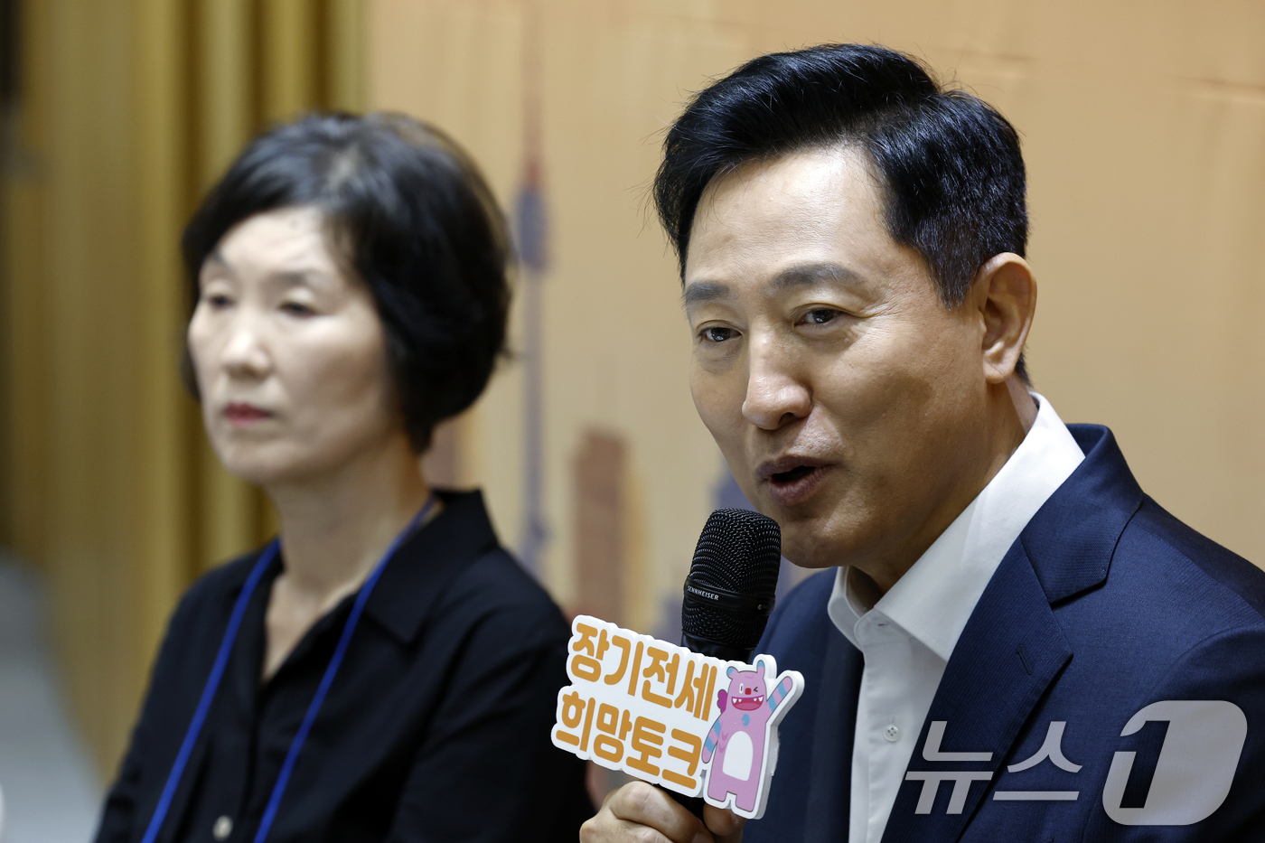 (서울=뉴스1) 박정호 기자 = 오세훈 서울시장이 8일 오전 서울시 중구 서울시청 대회의실에서 열린 '장기전세주택에서 차곡차곡 내 집 마련, 주거사다리 희망토크'에서 인사말을 하고 …