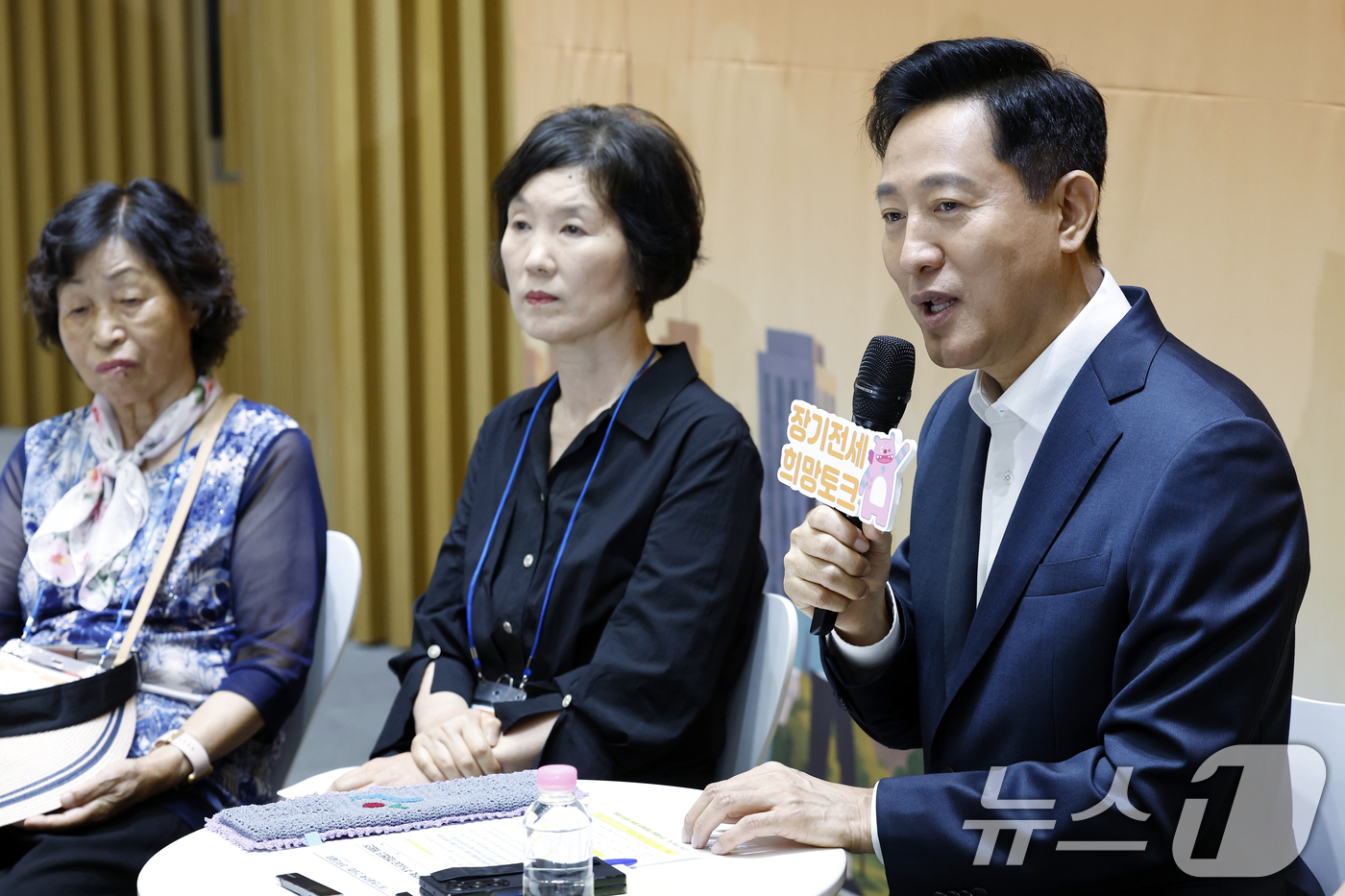 (서울=뉴스1) 박정호 기자 = 오세훈 서울시장이 8일 오전 서울시 중구 서울시청 대회의실에서 열린 '장기전세주택에서 차곡차곡 내 집 마련, 주거사다리 희망토크'에서 인사말을 하고 …